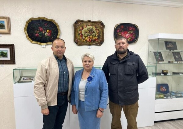 Профсоюзы СОЦПРОФ: В Симферополе открылась уникальная выставка «Жостовские подносы»